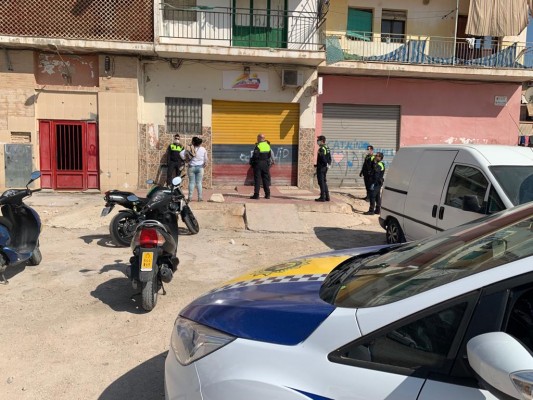 La Policía Local de Alicante cierra una inmobiliaria, disuelve grupos de personas y actúa en obras