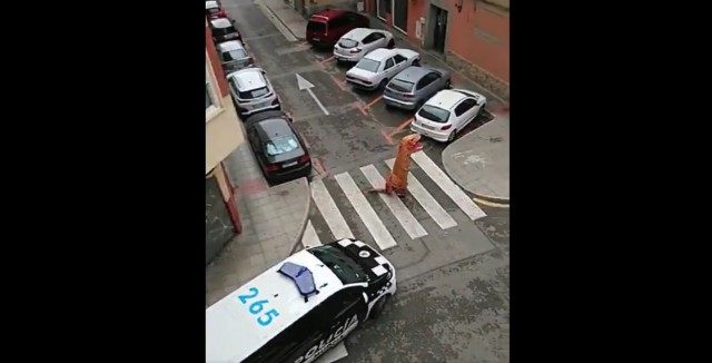 El paseo de un Tyrannosaurus Rex identificado por la Policía de Murcia se hace viral