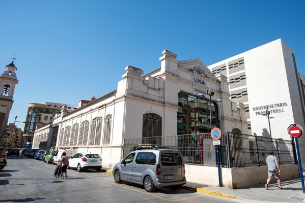 Orihuela libera la zona de aparcamiento de residentes y mantiene la azul