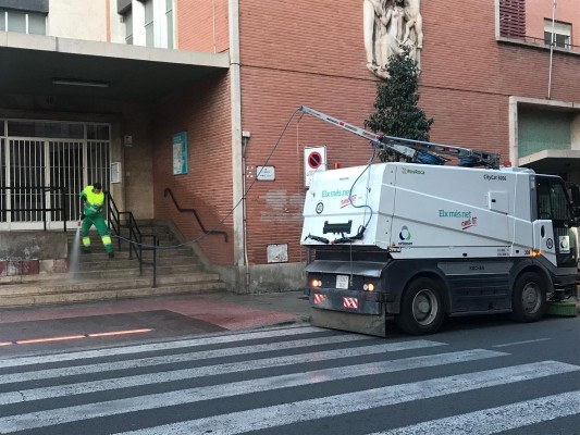 Urbaser prioriza la limpieza y desinfección de entornos sanitarios, farmacias y mercados