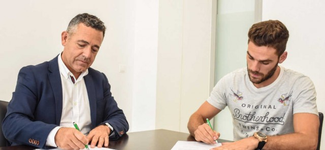 Lolo Pla afirma que firma por el Elche por la magnitud de la entidad
