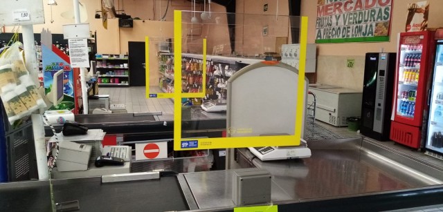 Hiperber instala mamparas en sus líneas de cajas para reforzar la seguridad frente al virus