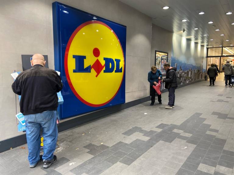 Lidl reduce horarios y solo permite el acceso individual a sus tiendas para evitar aglomeraciones