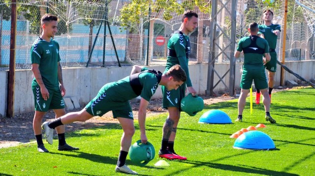 Los jugadores del Castellón trabajan en casa con bancos, combas y ruedas de deslizamiento