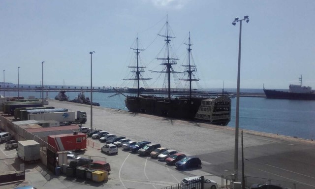 El Puerto ejecuta la orden y traslada el restaurante-barco tras el fin de su concesión