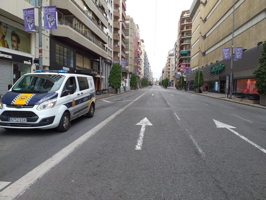 La Policía Local de Alicante cierra una tienda de telefonía que vendía mascarillas y dos bares
