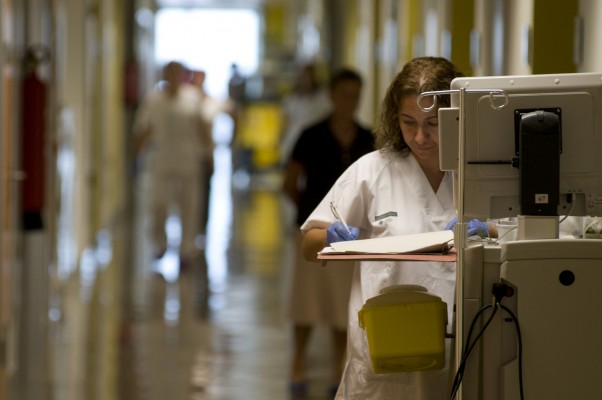 Sanidad reserva plantas enteras en los hospitales para pacientes con coronavirus 