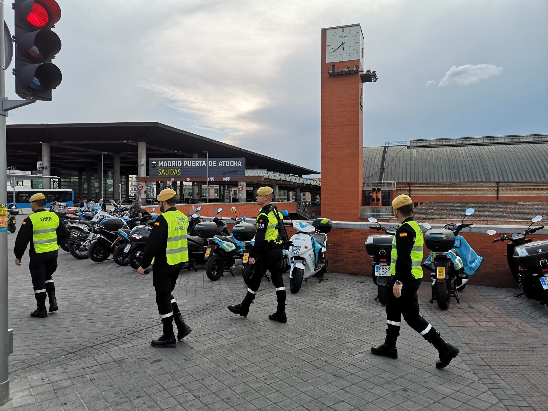 La UME despliega efectivos en el estaciones de tren, el Puerto y el Aeropuerto de València