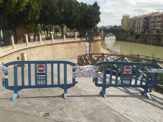Murcia cierra jardines y el acceso al río en su tramo urbano