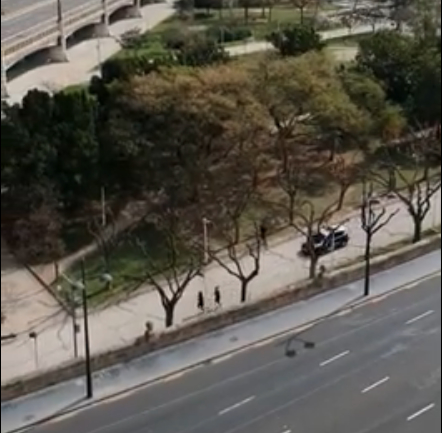 La Policía ordena a los transeúntes que vuelvan a sus casas en el Jardín del Túria de València