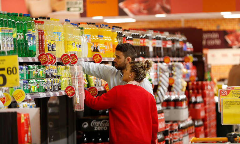 Consum fija un límite de compra de productos por día y reduce horario para facilitar el abastecimiento