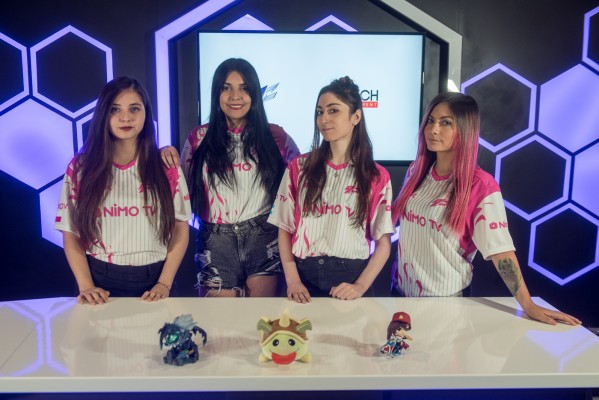 Las chicas son guerreras: la sensación argentina femenina de los 'eSports' se entrena en Alicante