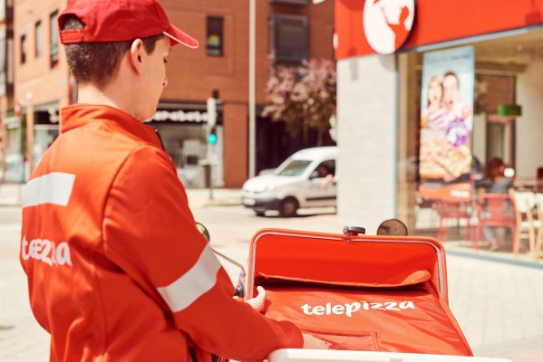 Telepizza cierra desde hoy sus tiendas propias y sus repartidores realizarán entregas sin contacto