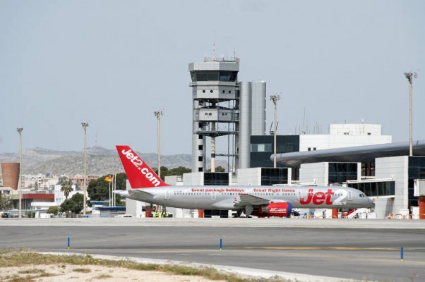 La aerolínea Jet2 comunica que suspende la operativa con España y procede a la repatriación de sus clientes