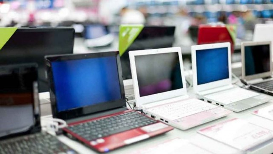 Ordenadores portátiles en una tienda de electrónica. Foto: AP - 