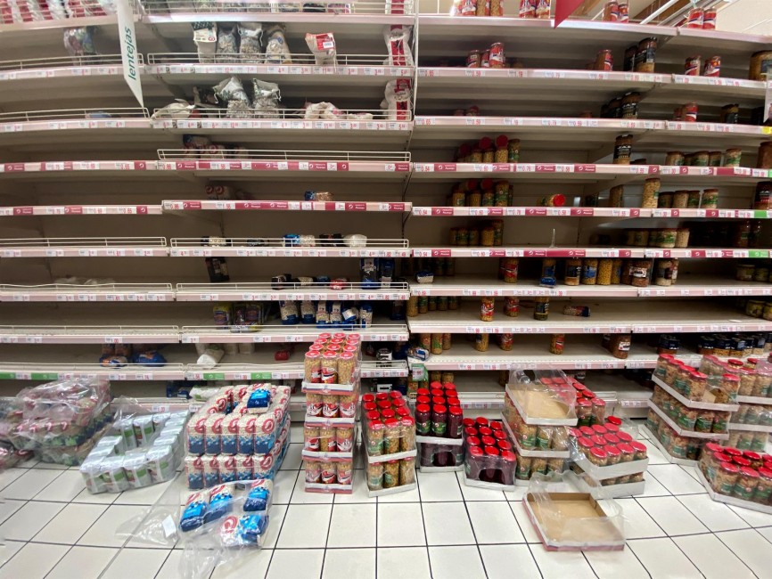 Estanterías con ausencia de productos en un supermercado pocos minutos después de la declaración del Estado de Alarma que ha hecho el presidente del Gobierno, Pedro Sánchez. Foto: EP - 