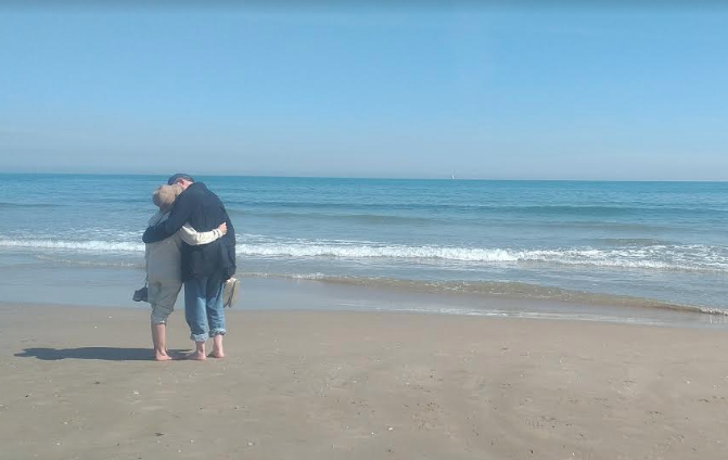 Una pareja de enamorados se besa en la Malvarrosa, ajenos al final del mundo. - 