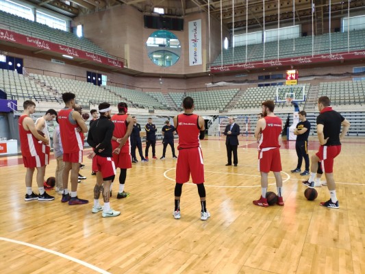 Los jugadores del UCAM CB enjabonan el balón y cambian el choque de manos por el de pies
