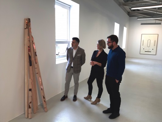 La obra de Pablo Palazuelo y José Luis Castillejo dialoga en el Párraga con piezas de 19 artistas del siglo XXI