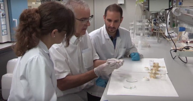 La UA diseña un filtro que elimina hasta el 70% de sustancias nocivas del humo de tabaco