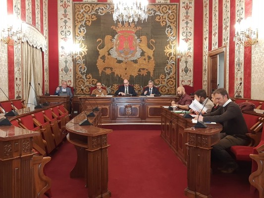 Alicante exige a la contrata de limpieza viaria que recupere horas de servicio en Playa de San Juan