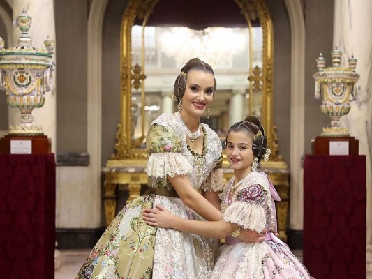 Consuelo Llobell y Carla García, falleras mayores de València hablan al colectivo fallero