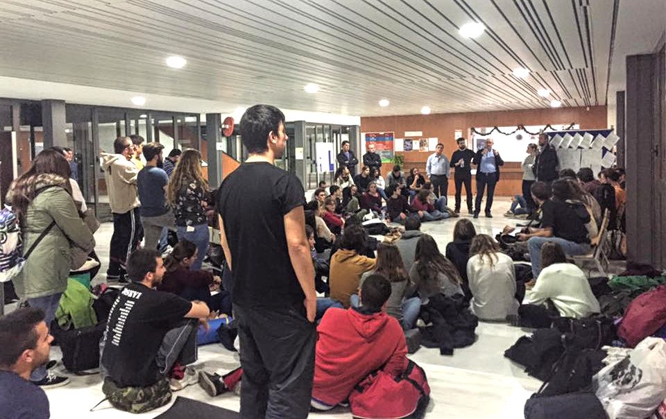 Los estudiantes encerrados en el Conservatori se declaran en huelga indefinida tras escuchar a la Conselleria