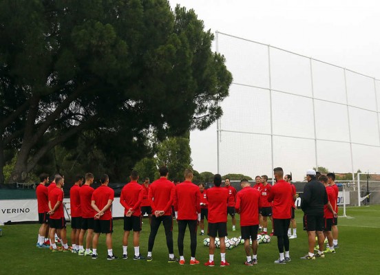 
El Atlético inicia la pretemporada con 19 jugadores y sin medio equipo