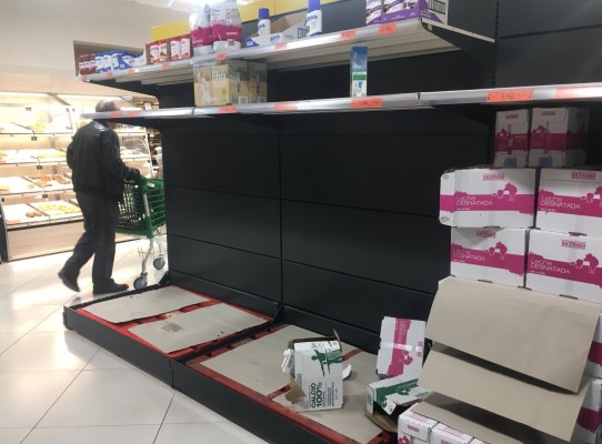 Las compras compulsivas vuelven a repetirse y el sector pide calma: “No se acaban las existencias”