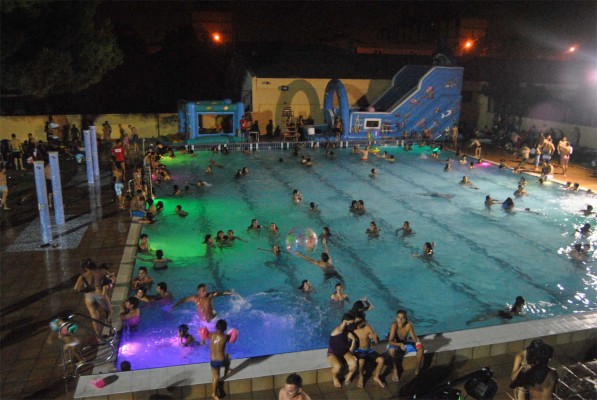 Las fiestas nocturnas vuelven a la piscina del Parque del Oeste