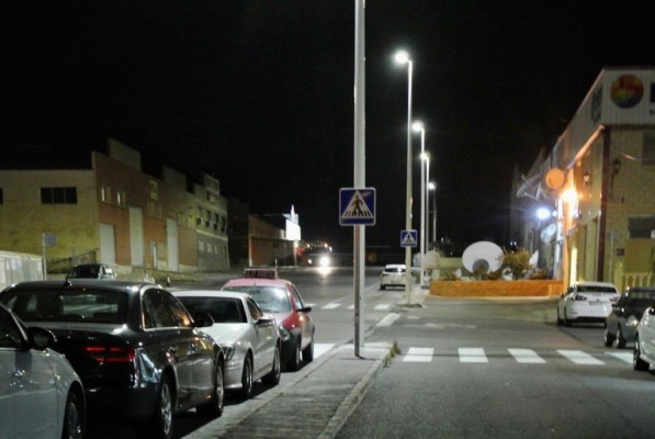 El polígono industrial del Mesell dispone de iluminación por primera vez desde su construcción