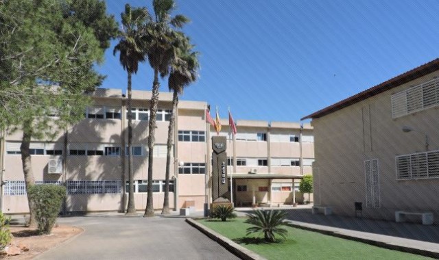 No hay autobús escolar para todos y los nuevos alumnos, obligados a ir a pie al IES El Bohío