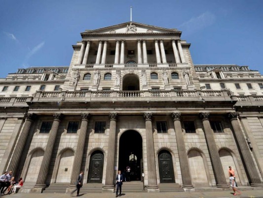 El Banco de Inglaterra sale en defensa de la economía británica bajando tipos