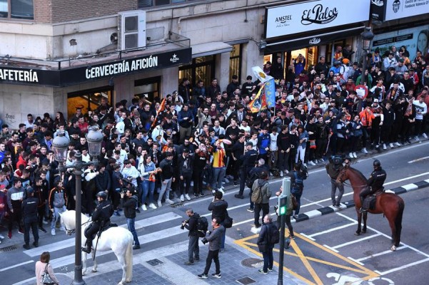 La afición del Valencia responde al equipo con un gran recibimiento