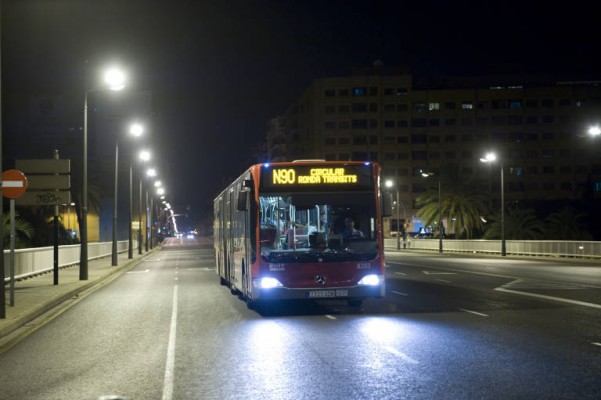 Carril bus, sigue la guerra: La EMT aumenta 16 pasajeros por bus nocturno mientras el ocio baja