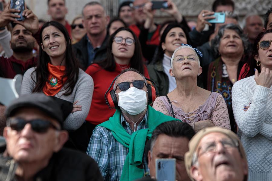 Publico asistente a la máscletà, este lunes en València. Foto: EFE/Biel Aliño - 