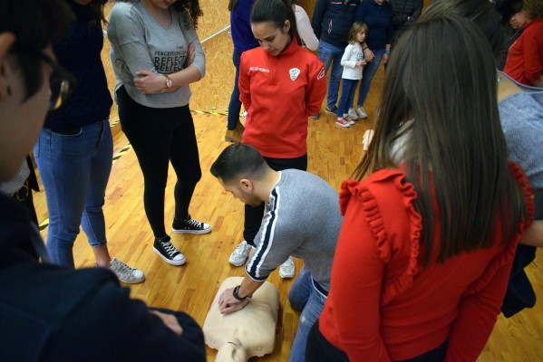 Imed forma en reanimación cardiopulmonar a los voluntarios de la Media Maratón de Elche