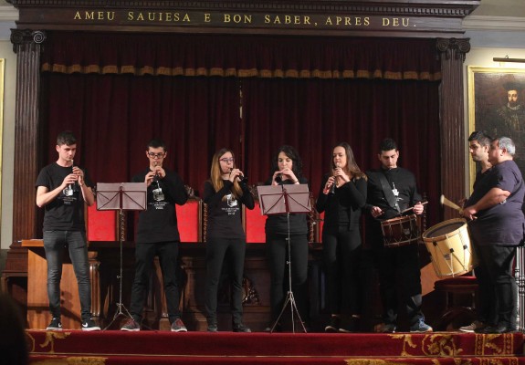 Música d'autor amb dolçaines, tabalets i percussió dins de 'Serenates' a la Plaça el Patriarca