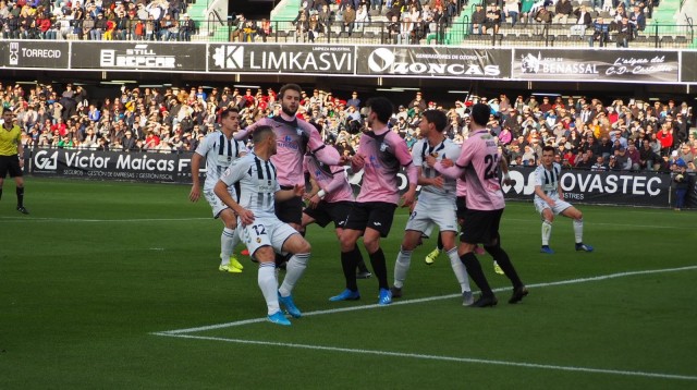 El Castellón se diluye ante el Prat pese a adelantarse en el marcador (1-3)