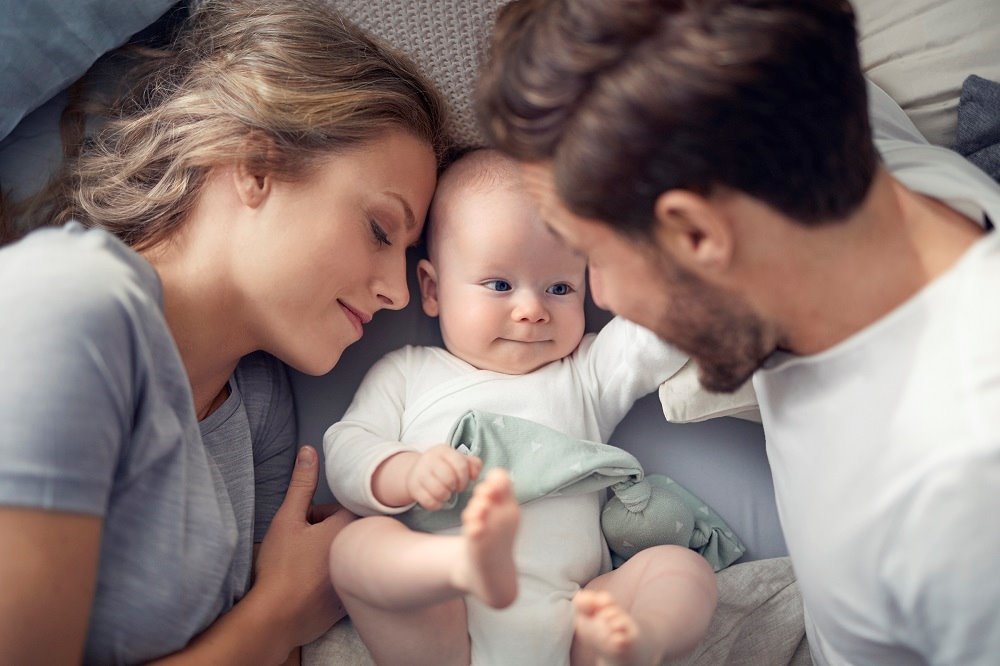 La OMS recomienda abrazar a menudo a los bebés, mirarles y responderles para mejorar su desarrollo
