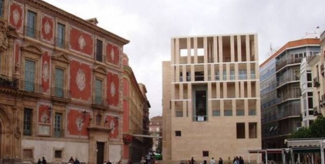Los emblemas de Murcia se ponen 'morados' por el Día Internacional de la Mujer