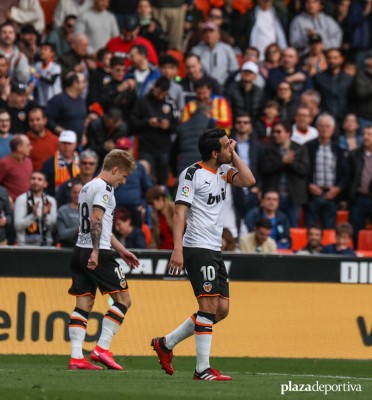 Parejo iguala a Kempes como segundo goleador histórico de falta del Valencia