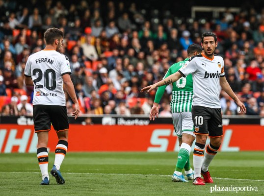 Parejo, Ferran y Gayà quedan al borde de la suspensión