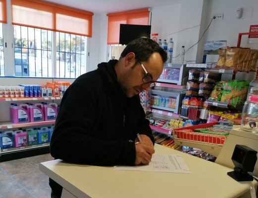 Más del 40% de los residentes de Bejís firma en contra de la privatización de la embotelladora