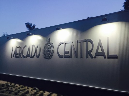 El bipartito de Elche ofrece a los placeros quedarse en el mercado provisional tras llevar la obra a Fiscalía en 2015