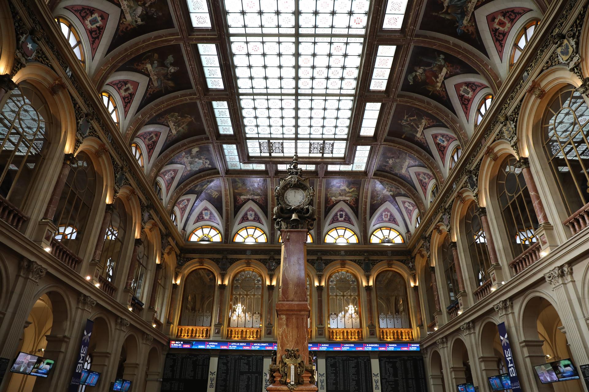 El Ibex 35 se desploma un 4% en la semana por el coronavirus