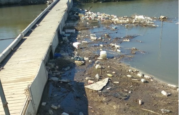 La barrera para residuos en el Segura acumula nuevos plásticos diez días después de retirar 71 m3 
