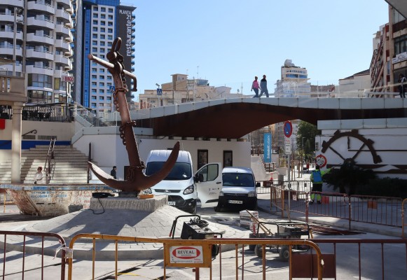 La icónica ancla  de Benidorm vuelve a la plaza Doctor Fleming