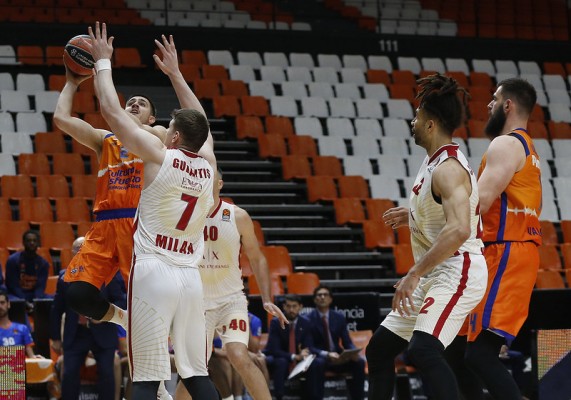 Micov arma un triple sobre la bocina para tumbar a Valencia Basket en el tiempo extra
