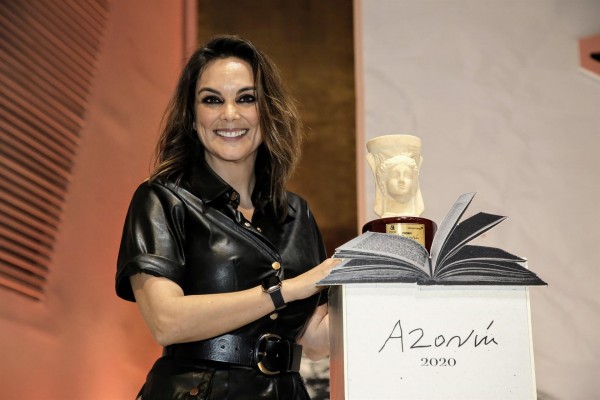 Mónica Carrillo gana el Premio Azorín de Novela 2020 con su obra 'La vida desnuda'